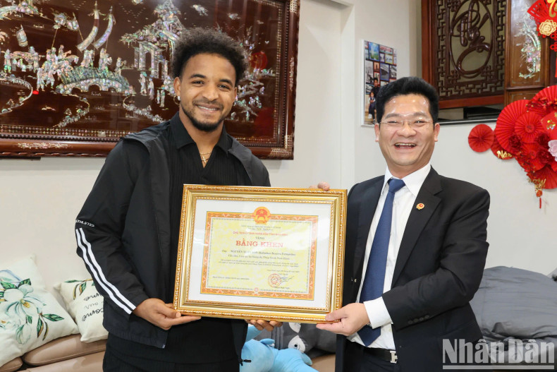 Dung also presents a certificate of merit from the Chairman of the Nam Dinh Provincial People’s Committee to Xuan Son for his outstanding achievements, helping the Vietnamese team win the ASEAN Cup 2024. Dung also presents a certificate of merit from the Chairman of the Nam Dinh Provincial People’s Committee to Xuan Son for his outstanding achievements, helping the Vietnamese team win the ASEAN Cup 2024.