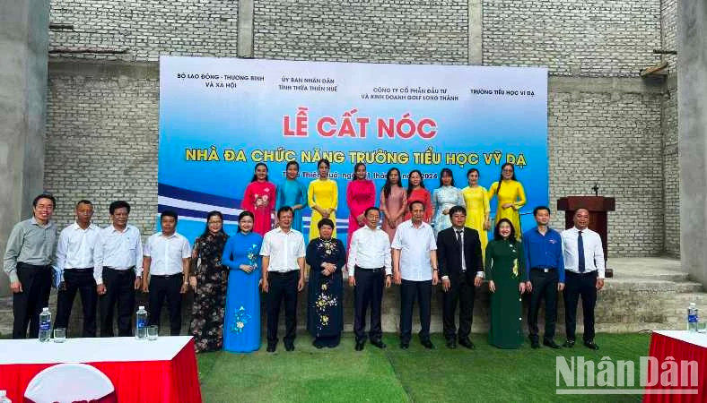 Deputy PM Tran Hong Ha, MoLISA and Thua Thien - Hue officials attend a ceremony marking the roofing of a multifunctional hall at the Vy Da Primary School. (Photo: NDO)