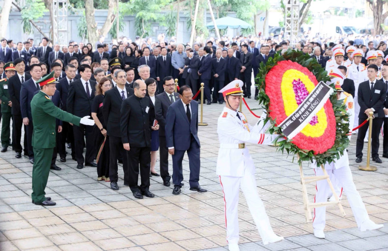 The Republic of India delegation, led by National Security Advisor Ajit Doval, pays respects to General Secretary Nguyen Phu Trong. (Photo: VNA) The Republic of India delegation, led by National Security Advisor Ajit Doval, pays respects to General Secretary Nguyen Phu Trong. (Photo: VNA)