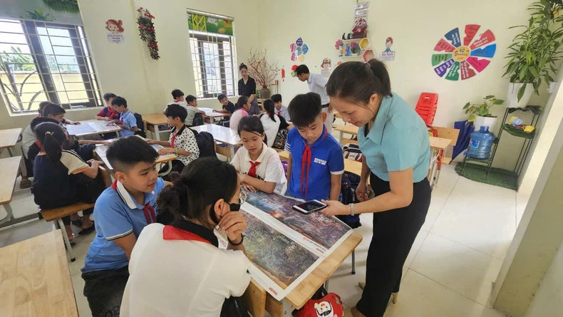 Teachers and students of Duc Bac Primary School, Song Lo District are excited to experience the Dien Bien Phu panorama painting presented by Nhan Dan Newspaper.