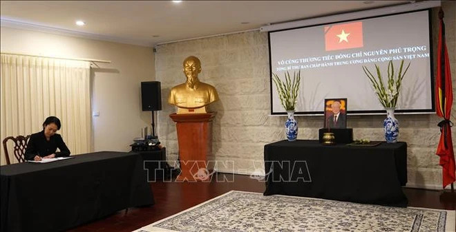 Deputy Secretary of the Australian Department of Foreign Affairs and Trade Michelle Chan writes in the condolence book (Photo: VNA) Deputy Secretary of the Australian Department of Foreign Affairs and Trade Michelle Chan writes in the condolence book (Photo: VNA)
