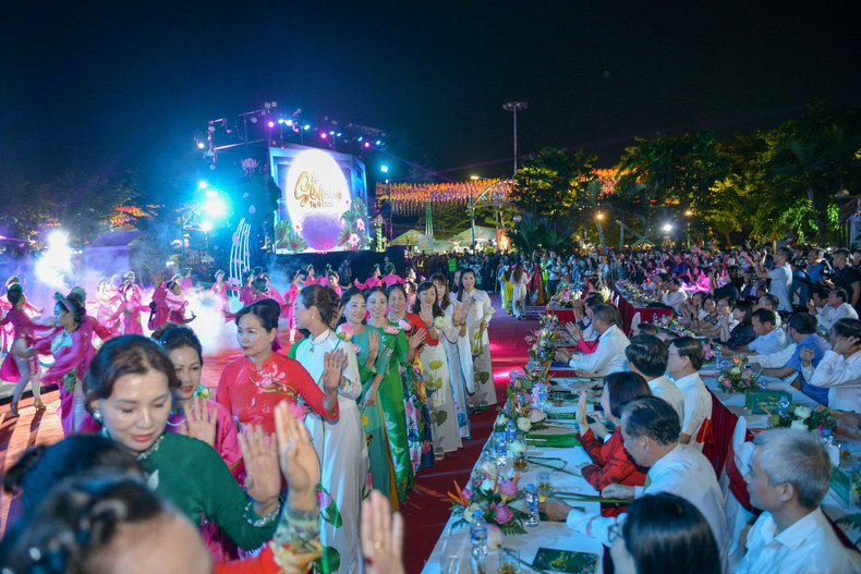 The festival introduces the unique values of lotus tea brewing, along with the distinctive characteristics of lotus culture in the lives of the Vietnamese people.