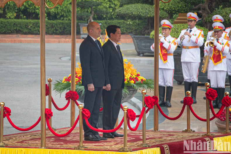 [In Pictures] Official welcome ceremony held for Bulgarian President ảnh 2