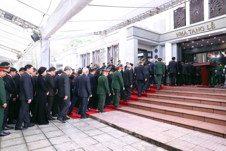 The delegation of the Central Committee of the Communist Party of Vietnam, led by Politburo member and President To Lam pay respects to General Secretary Nguyen Phu Trong at the National Funeral Hall, No.5 Tran Thanh Tong, Hanoi. (Photo: VNA) The delegation of the Central Committee of the Communist Party of Vietnam, led by Politburo member and President To Lam pay respects to General Secretary Nguyen Phu Trong at the National Funeral Hall, No.5 Tran Thanh Tong, Hanoi. (Photo: VNA)