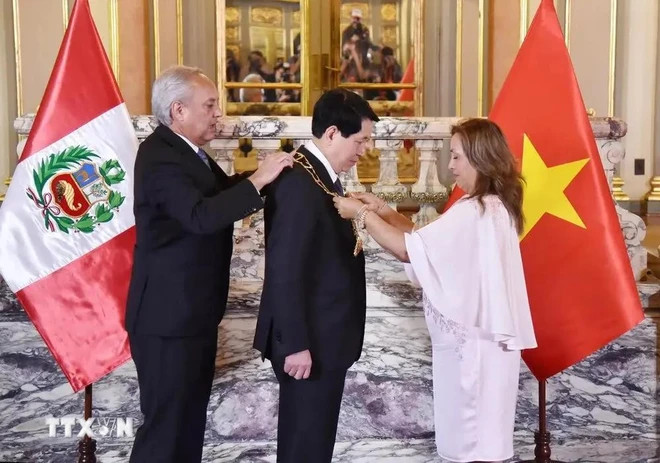 State President Luong Cuong is honoured with the Grand Cross of the Order of “The Sun of Peru” by Peruvian President Dina Boluarte. (Photo: VNA)