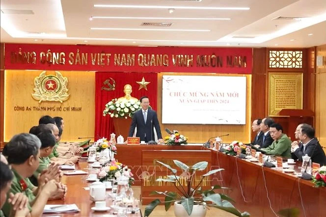 The State leader extends his best new year wishes to all officers and soldiers of these forces. (Photo: VNA)