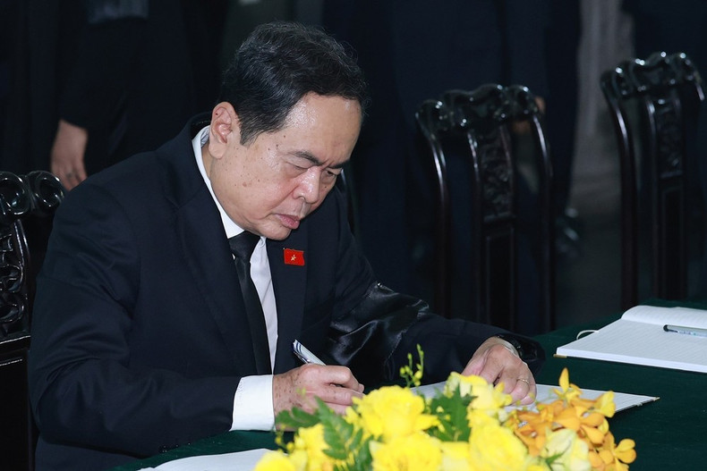 Politburo member and National Assembly Chairman Tran Thanh Man writes in the book of condolences. (Photo: VNA) Politburo member and National Assembly Chairman Tran Thanh Man writes in the book of condolences. (Photo: VNA)
