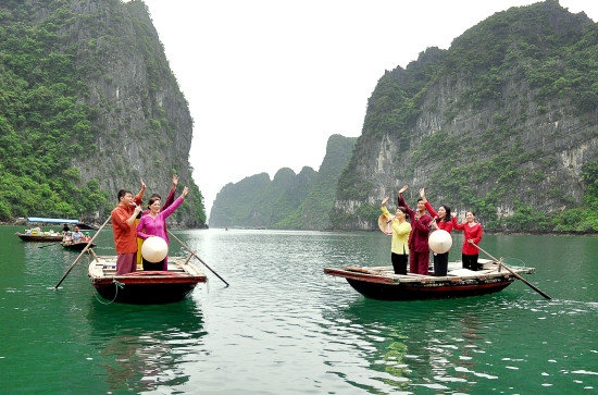 Cheo singing on Ha Long Bay is a form of antiphonal singing, usually collective singing between men and women, commonly seen in other love affairs in the North. Cheo singing on Ha Long Bay is a form of antiphonal singing, usually collective singing between men and women, commonly seen in other love affairs in the North.