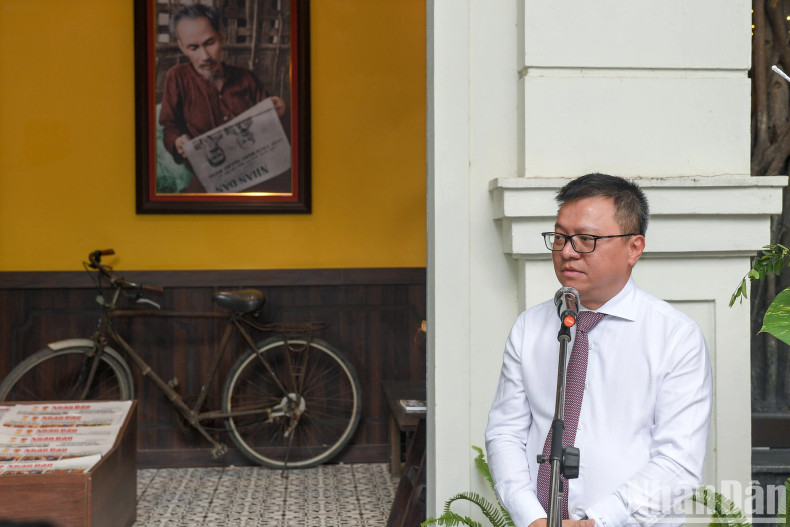 Le Quoc Minh — Member of the PCC, Editor-in-Chief of Nhan Dan (People) Newspaper, Deputy Head of the PCC Commission for Communication and Education, and Chairman of the Vietnam Journalists’ Association —delivers the opening speech at the event.