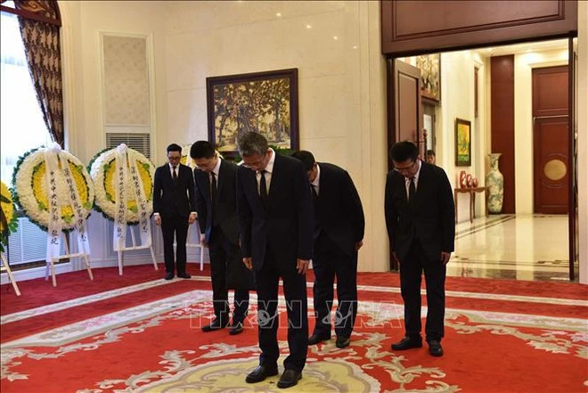 A Chinese delegation pays respect to the Party General Secretary (Photo: VNA)