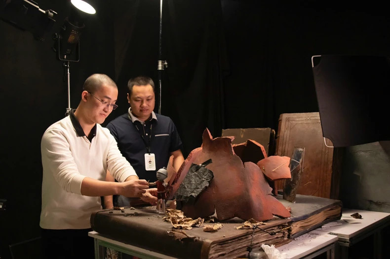 Director Pham Duy Anh (wearing glasses) and Director of Sconnect Studio Nguyen Anh Tung take care of an animated scene of “Ceramic Warrior”. Director Pham Duy Anh (wearing glasses) and Director of Sconnect Studio Nguyen Anh Tung take care of an animated scene of “Ceramic Warrior”.