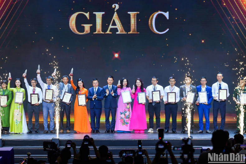 Le Quoc Minh, Member of the Party Central Committee (PCC), Editor-in-Chief of Nhan Dan (People) Newspaper, Deputy Head of the PCC Commission for Communication and Education, and Chairman of the Vietnam Journalists’ Association, and Nguyen Manh Hung, Member of the Party Central Committee and Minister of Information and Communications, award the C prizes.