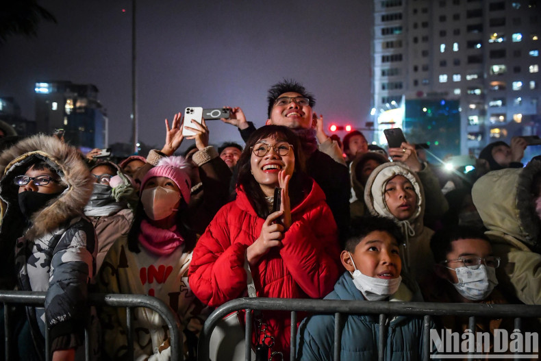 People admire every moment of this impressive light art performance.
