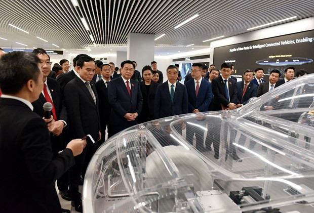 NA Chairman Hue visits Huawei's R&D centre. (Photo: VNA)