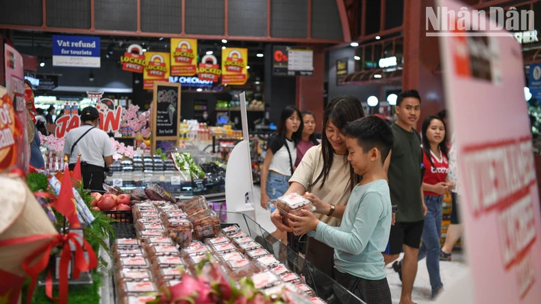Central Retail introduces to Thai consumers fresh lychees from Vietnam. (Photo: Dinh Truong) Central Retail introduces to Thai consumers fresh lychees from Vietnam. (Photo: Dinh Truong)