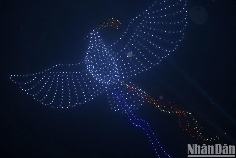 After the bell rang, the drone formation transformed from the “Peace Bell” into the image of the “Dove on the wing” — a symbol of peace. After the bell rang, the drone formation transformed from the “Peace Bell” into the image of the “Dove on the wing” — a symbol of peace.