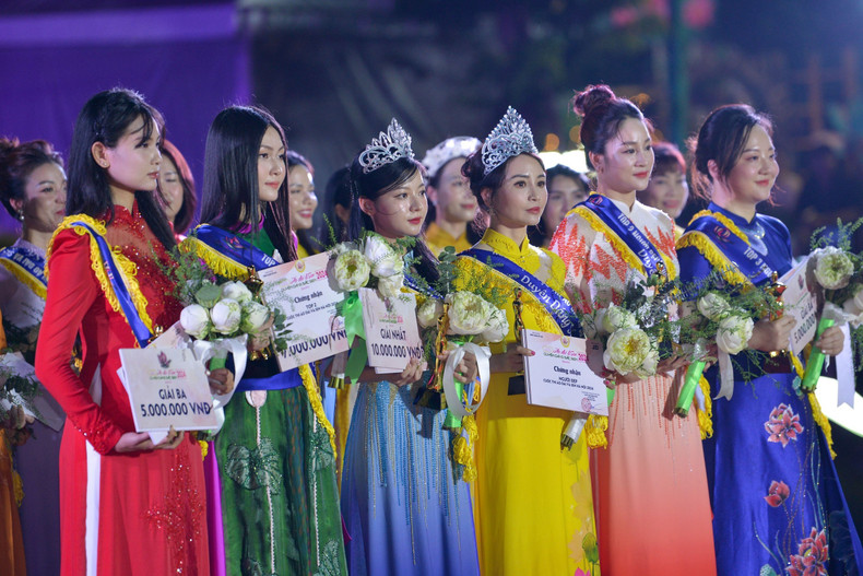 Contestants win prizes at the “Ao Dai Beauty and Lotus” photo contest.
