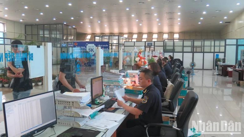 Customs officers at Huu Nghi International Border Gate (Cao Loc District, Lang Son) carry out customs clearance procedures for businesses.