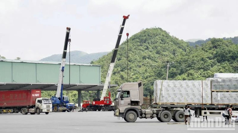 Vehicles carry imported goods into the warehouse at Tan Thanh border gate bus station, Van Lang district, Lang Son.