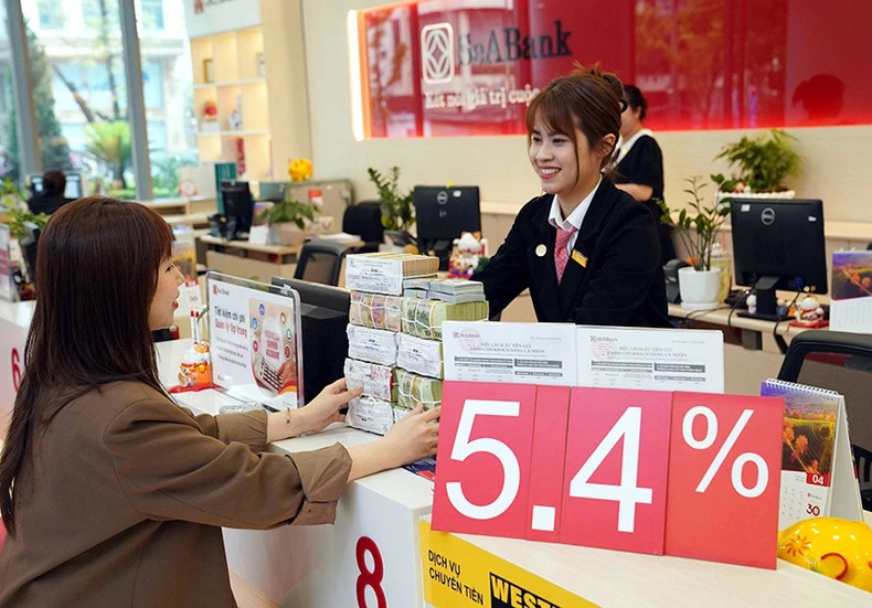 Customers transact at a SeABank branch. (Photo: Viet Phong) Customers transact at a SeABank branch. (Photo: Viet Phong)