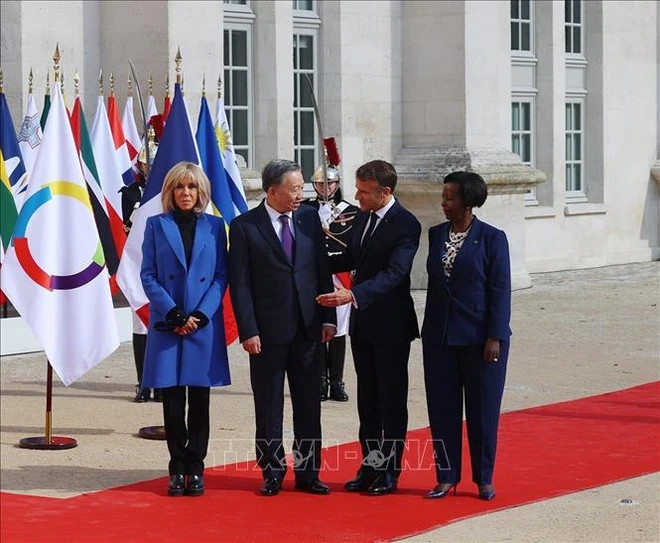 French President Emmanuel Macron and Secretary General of the International Organisation of La Francophonie Louise Mushikiwabo welcome Party General Secretary and State President To Lam (Photo: VNA) French President Emmanuel Macron and Secretary General of the International Organisation of La Francophonie Louise Mushikiwabo welcome Party General Secretary and State President To Lam (Photo: VNA)