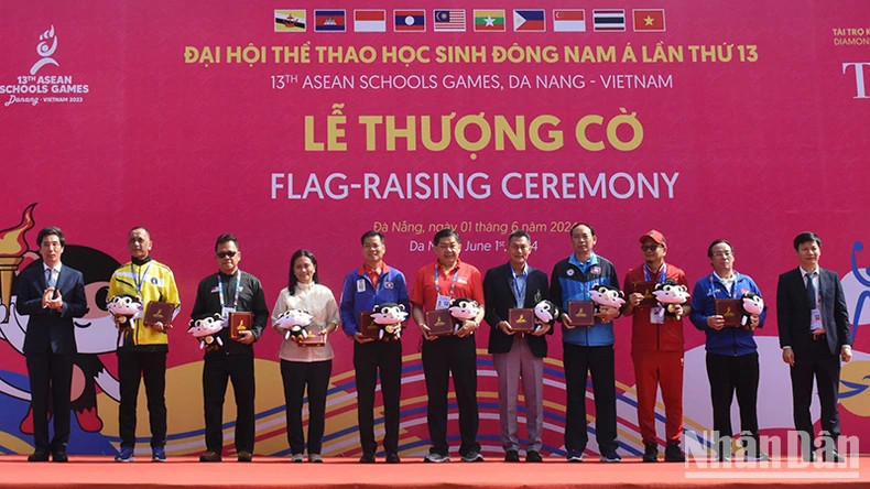 The organising committee presents souvenirs and the red-shanked douc langur mascot to the delegations. (Photo: Anh Dao)