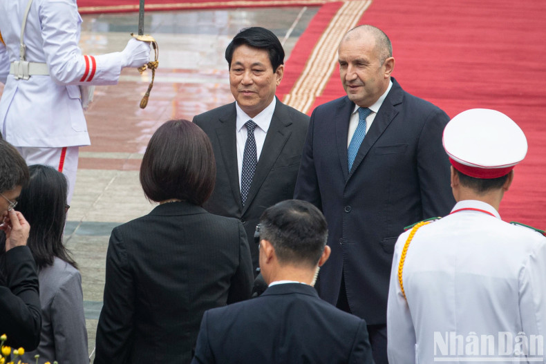 [In Pictures] Official welcome ceremony held for Bulgarian President ảnh 3