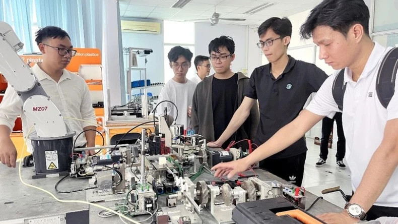Students practice research at the Ho Chi Minh City High-Tech Park Training Centre. (Photo: VNA)