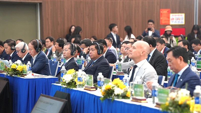 An overview of a conference within the framework of the Semiconductor Industry Exhibition 2024. (Photo: TRUNG HIEU)