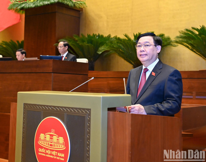 NA Chairman Vuong Dinh Hue speaks at the session.