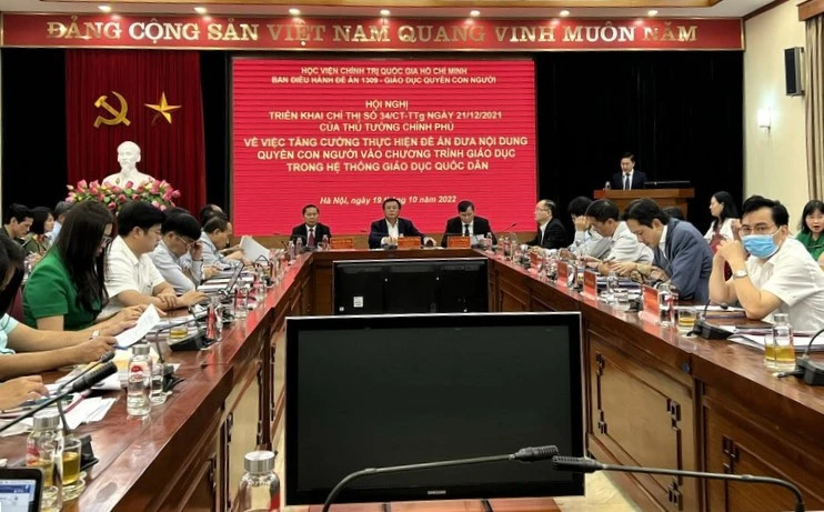 At the national conference to implement Directive No.34/TTg of the prime minister (dated December 21, 2021) on strengthening the implementation of the project on incorporating human rights content into the education program in the national education system.