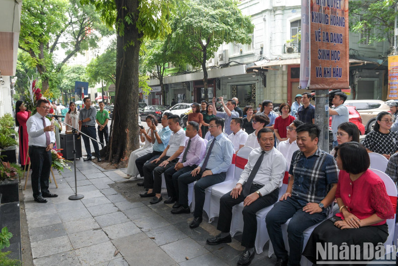 The event saw the presence of Lai Xuan Mon, Member of the Party Central Committee (PCC) and Standing Deputy Head of the PCC Commission for Communication and Education; Le Quoc Minh, Member of the PCC, Editor-in-Chief of Nhan Dan (People) Newspaper, Deputy Head of the PCC Commission for Communication and Education, and Chairman of the Vietnam Journalists’ Association; Nguyen Thanh Lam, Deputy Minister of Information and Communications; Que Dinh Nguyen, Deputy Editor-in-Chief of Nhan Dan Newspaper; and Dinh Nhu Hoan, Deputy Editor-in-Chief of Nhan Dan Newspaper.