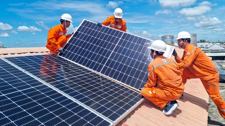 Ho Chi Minh City Power Corporation workers install rooftop solar power systems. (Photo: NAM DUONG)