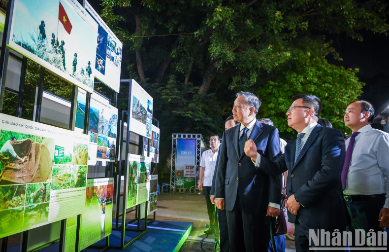 President To Lam and Party and State leaders visit an exhibition featuring excellent journalistic works selected for this year's awards.