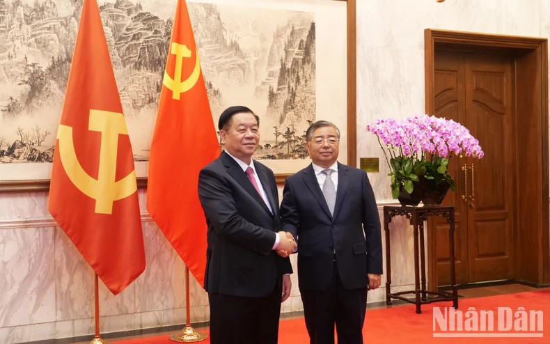 Nguyen Trong Nghia (left), Politburo member, Secretary of the CPV Central Committee and Chairman of the CPV Central Committee’s Commission for Information and Education, and Li Shulei, Politburo member, Secretary of the CPC Central Committee’s Secretariat and head of the CPC Central Committee’s Publicity Department, at a meeting in Beijing on June 13 (Photo: NDO) Nguyen Trong Nghia (left), Politburo member, Secretary of the CPV Central Committee and Chairman of the CPV Central Committee’s Commission for Information and Education, and Li Shulei, Politburo member, Secretary of the CPC Central Committee’s Secretariat and head of the CPC Central Committee’s Publicity Department, at a meeting in Beijing on June 13 (Photo: NDO)