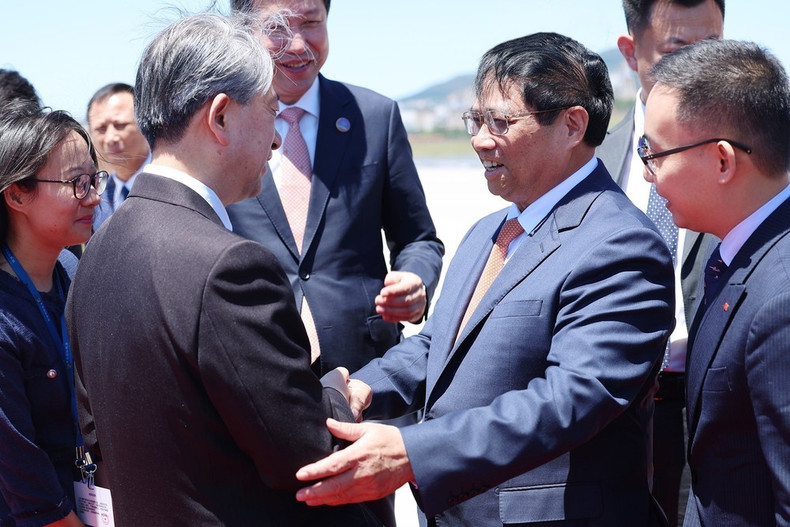 PM Chinh is greeted at the airport. (Photo: VNA)