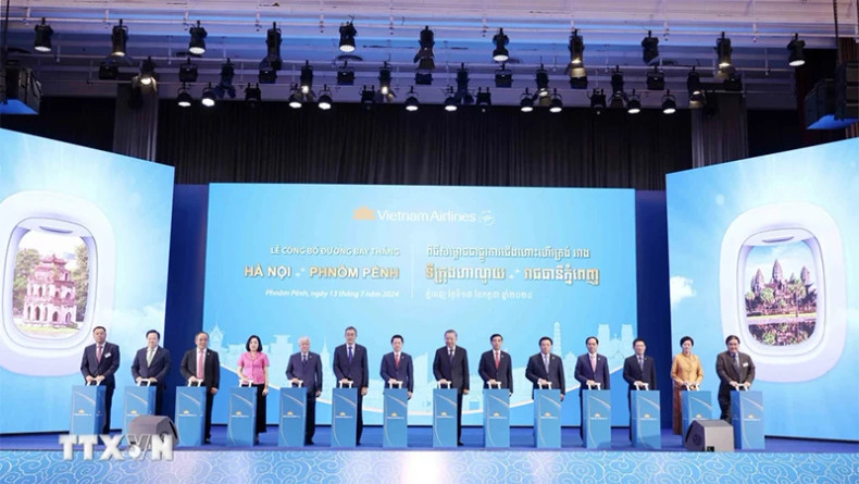 President To Lam ( central) and delegates launch Vietnam Airlines’ direct route from Hanoi to Phnom Penh in Pnom Penh on July 13. (Photo: VNA)