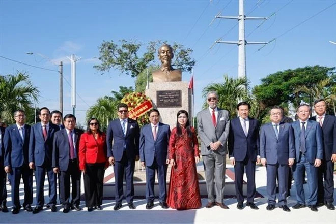 Prime Minister Pham Minh Chinh, his wife, and the Vietnamese delegation at the Ho Chi Minh Statue in Santo Domingo, the capital city of the Dominican Republic. (Photo: VNA) Prime Minister Pham Minh Chinh, his wife, and the Vietnamese delegation at the Ho Chi Minh Statue in Santo Domingo, the capital city of the Dominican Republic. (Photo: VNA)