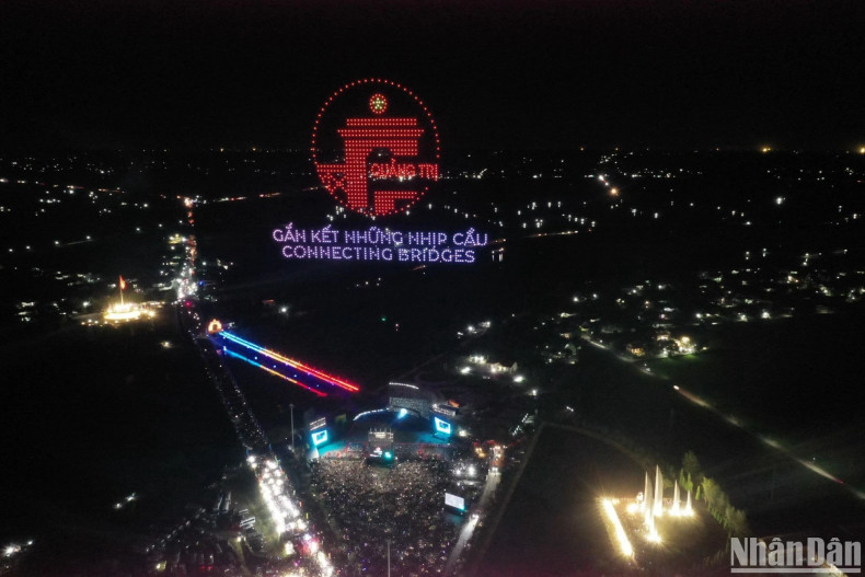 Drone lights draw the Quang Tri logo and the programme themed “Connecting bridges” in the sky of Ben Hai River. Drone lights draw the Quang Tri logo and the programme themed “Connecting bridges” in the sky of Ben Hai River.