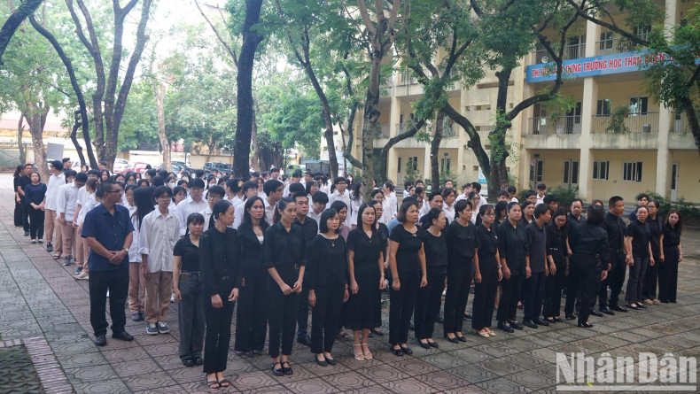 Officials, employees, teachers, students and generations of former students of Nguyen Gia Thieu High School expressed their respects to General Secretary Nguyen Phu Trong. Officials, employees, teachers, students and generations of former students of Nguyen Gia Thieu High School expressed their respects to General Secretary Nguyen Phu Trong.