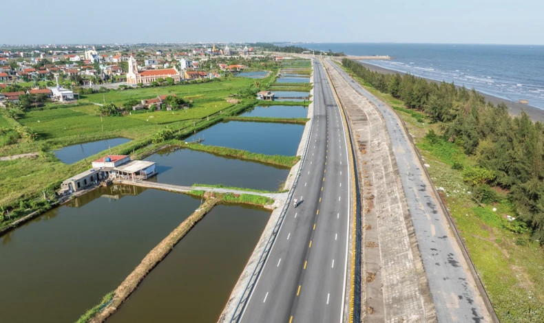 The coastal road section in Hai Hau District, Nam Dinh Province, has just been invested in, built and put into use, facilitating the connection of goods trade between coastal provinces. (Photo: VIET DU)