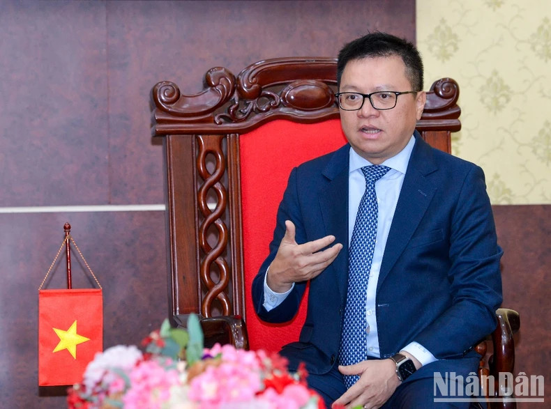 Editor-in-chief Le Quoc Minh speaks at the meeting.