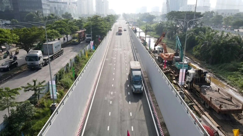 A new, spacious and clean HC2 underpass branch has been opened to traffic at the Nguyen Van Linh-Nguyen Huu Tho intersection. (Photo: The Anh) A new, spacious and clean HC2 underpass branch has been opened to traffic at the Nguyen Van Linh-Nguyen Huu Tho intersection. (Photo: The Anh)