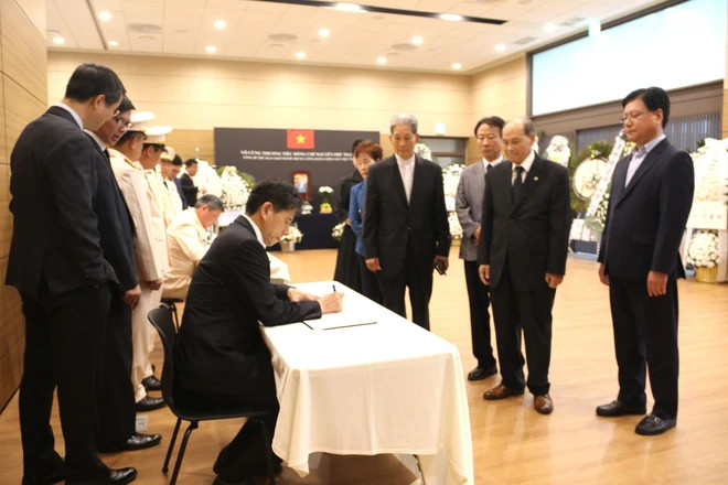 Chairman of the Korea – Vietnam Economic and Cultural Association (KOVECA) Kwon Sung Taek, representing friendship organisations with Vietnam, signs the condolence book. (Photo: VNA) Chairman of the Korea – Vietnam Economic and Cultural Association (KOVECA) Kwon Sung Taek, representing friendship organisations with Vietnam, signs the condolence book. (Photo: VNA)