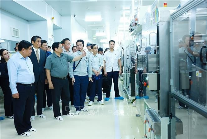 rime Minister Pham Minh Chinh visits the production chain of Mektec Manufacturing Corporation at Thang Long Industrial Park No.2 (Photo: VNA)