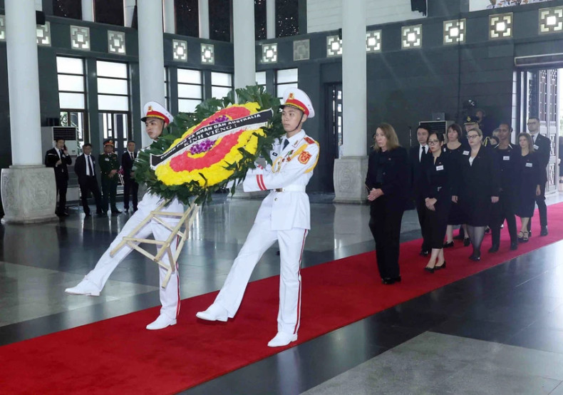 The Australian delegation, led by Senate President Sue Lines, pays respects to General Secretary Nguyen Phu Trong. (Photo: VNA) The Australian delegation, led by Senate President Sue Lines, pays respects to General Secretary Nguyen Phu Trong. (Photo: VNA)