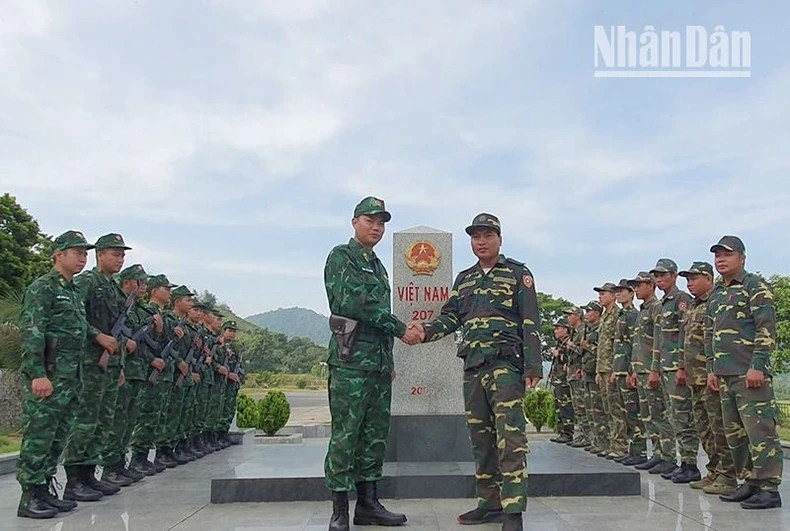 Young officers and youth delegations from both sides of the border participated in a cross-border cross-country run in a series of exchange activities between young officers of the Vietnam-Laos border protection force for the second time in 2024.
