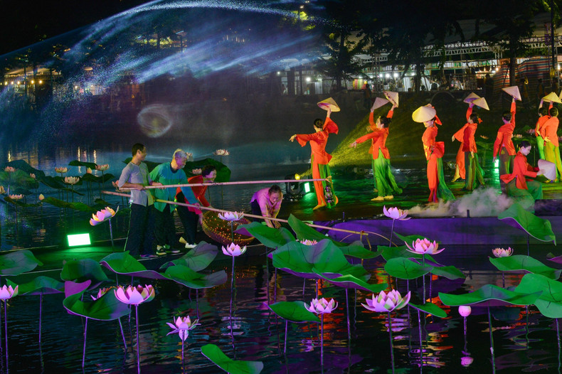 At the opening ceremony, residents and tourists enjoy a semi-realistic art show titled “Story of the Lotus”, on a floating stage. The programme consists of four chapters, corresponding to four historical contexts, the life cycle stages of a lotus flower and human beings.