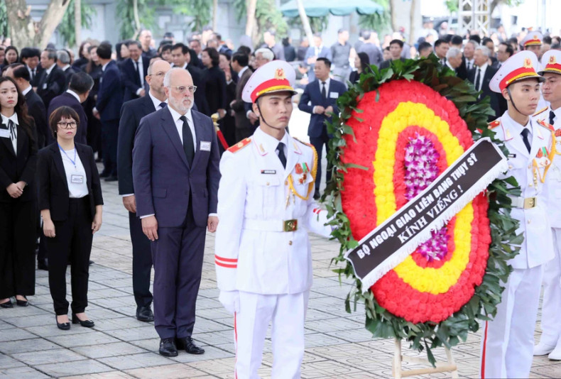 The Swiss delegation, led by State Secretary Alexandre Fasel, pays respects to General Secretary Nguyen Phu Trong. (Photo: VNA) The Swiss delegation, led by State Secretary Alexandre Fasel, pays respects to General Secretary Nguyen Phu Trong. (Photo: VNA)