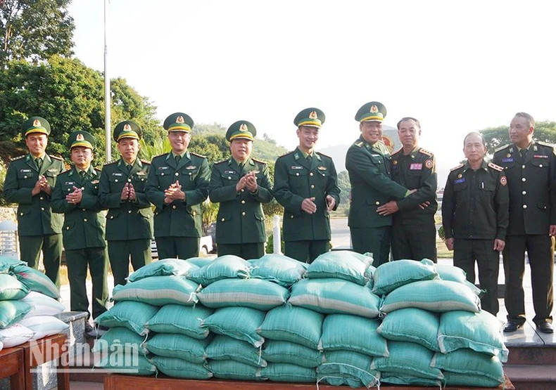 The border protection forces of Son La Province and Houaphan Province regularly meet, exchange and give each other gifts of agricultural products that they have have produced themselves.